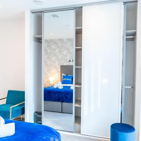 Maevela - Large 1 Bed Luxury Apt - 5 Min Walk From Bullring - Cube - Mailbox - New Street Station - Free Netflix *